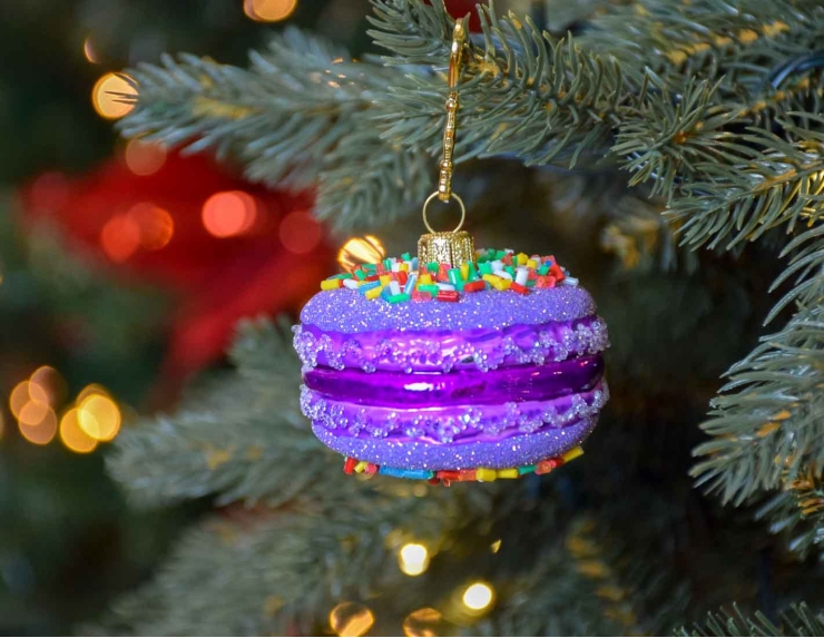 Suspension de Noël macaron mauve en verre soufflé, décoration pour sapin de Noël gourmand. Hauteur 6cm.