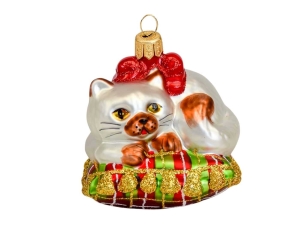 Boule de Noël chat blanc sur son coussin, verre soufflé et peint à la main. Made in Europe, Hauteur 7cm