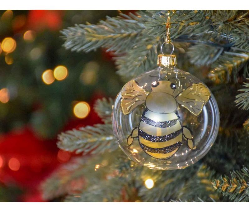 Boule de Noël transparente en verre avec une abeille dorée et noire peinte à la main.

Diamètre : 8cm
