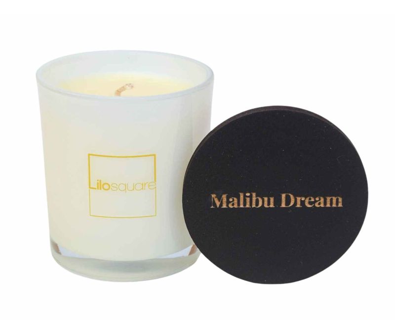 Bougie parfumée en cire de soja aux notes estivales de vanille, lait de coco et citron vert. 120gr de cire, 25h de brûlage.