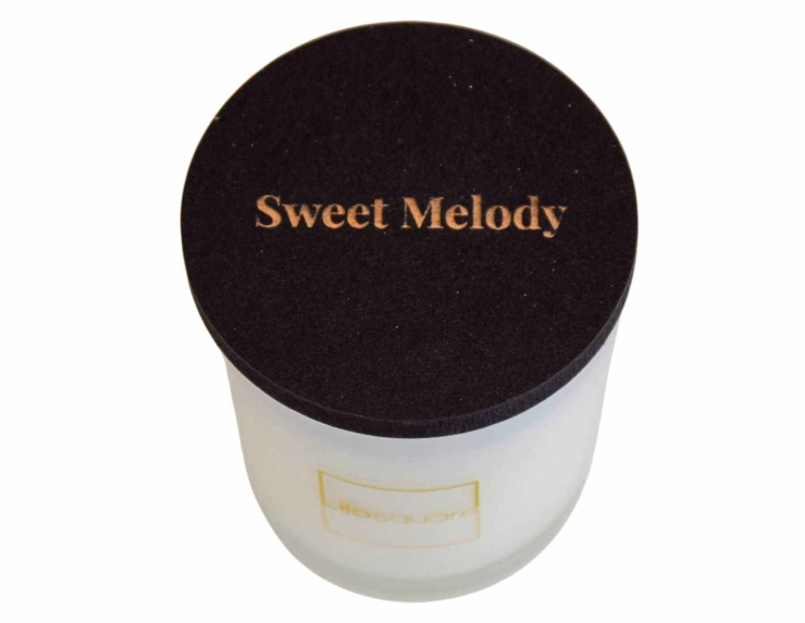 Bougie parfumée en cire de soja aux notes sucrées de raisins rouges, pomme et ambre.
120gr de cire, 25h de brûlage.