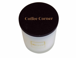 Bougie parfumée en cire de soja aux notes boisées de graines de café, bois de santal et amandes.
120gr de cire, 25h de brûlage.