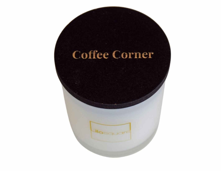 Bougie parfumée en cire de soja aux notes boisées de graines de café, bois de santal et amandes.
120gr de cire, 25h de brûlage.