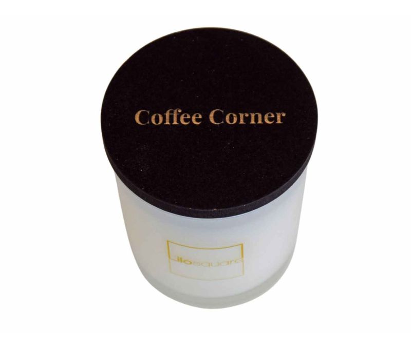 Bougie parfumée en cire de soja aux notes boisées de graines de café, bois de santal et amandes.
120gr de cire, 25h de brûlage.