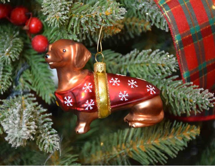 Suspension de Noël chien teckel avec petit pull de Noël rouge, verre soufflé et décoré à la main. Made in Europe. Hauteur : 7cm