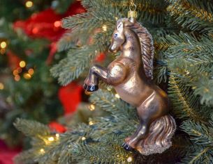 Suspension de Noël cheval brun cabré, verre soufflé et décoré à la main. Hauteur : 18cm.