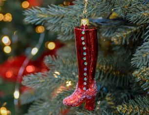 Botte rouge en verre soufflé, décoration de Noël artisanale avec perles et détails scintillants.
