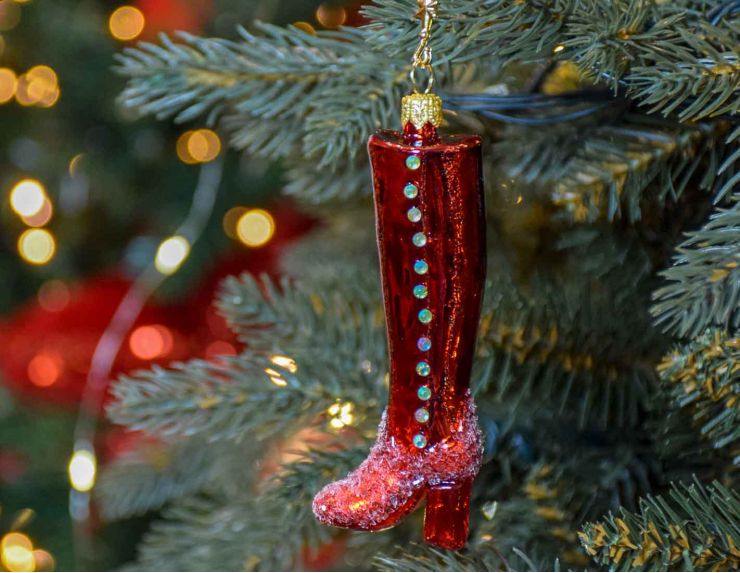 Botte rouge en verre soufflé, décoration de Noël artisanale avec perles et détails scintillants.
