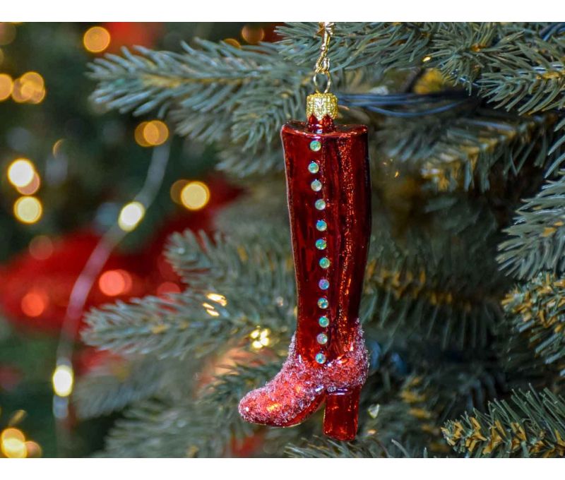 Botte rouge en verre soufflé, décoration de Noël artisanale avec perles et détails scintillants.