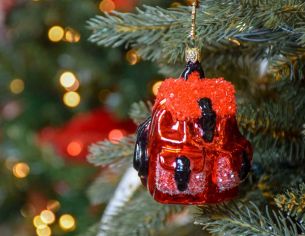 Boule de Noël originale sac à dos rouge et noir en verre soufflé pour sapin de Noël. Hauteur 10cm