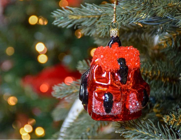 Boule de Noël originale sac à dos rouge et noir en verre soufflé pour sapin de Noël. Hauteur 10cm