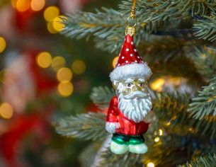 Boule de Noël lutin rouge et vert avec bonnet rouge à pois blancs, verre soufflé décoré à la main. Hauteur : 10cm
