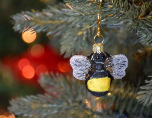 Boule de Noël abeille jaune et noire en verre soufflé, décorée à la main. Made in Europe, Hauteur : 5cm Boule de Noël abeille jaune et noire en verre soufflé, décorée à la main. Made in Europe, Hauteur : 5cm