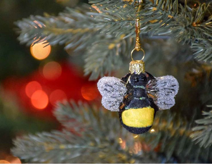 Boule de Noël abeille jaune et noire en verre soufflé, décorée à la main. Made in Europe, Hauteur : 5cm Boule de Noël abeille jaune et noire en verre soufflé, décorée à la main. Made in Europe, Hauteur : 5cm