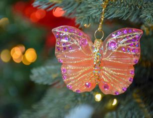 Boule de Noël papillon rose et orange en verre soufflé, strass et paillettes roses. Hauteur de 6cm, made in Europe.