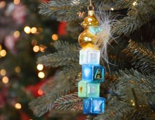 Boule mon premier Noël baby boy doré et bleu avec canard, verre soufflé H16cm. Marque Lilosquare, vue de côté.