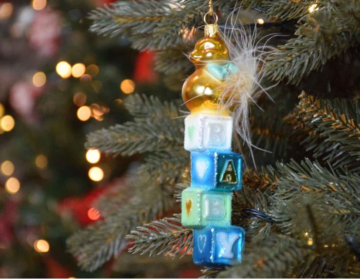 Boule mon premier Noël baby boy doré et bleu avec canard, verre soufflé H16cm. Marque Lilosquare, vue de côté.