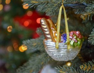 Boule de Noël originale sac en paille de pique-nique avec baguette et fleurs. Verre soufflé, décoré à la main.