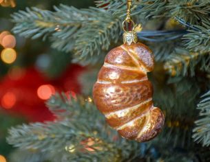 Boule de Noël originale en forme de croissant en verre soufflé et peint à la main. Hauteur 8cm.