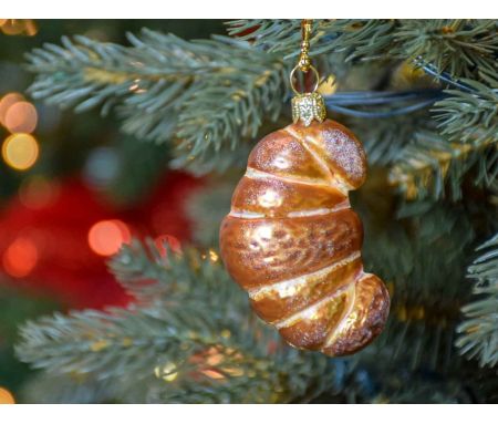 Boule de Noël originale en forme de croissant en verre soufflé et peint à la main. Hauteur 8cm.