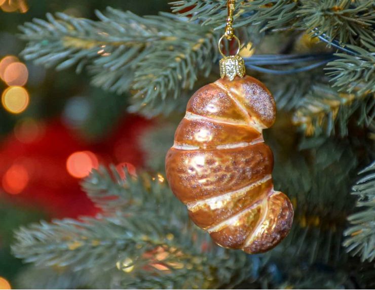 Boule de Noël originale en forme de croissant en verre soufflé et peint à la main. Hauteur 8cm.