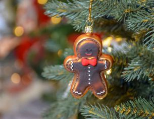 Boule de Noël bonhomme en pain d'épices avec noeud papillon rouge, verre soufflé et décoré à la main.