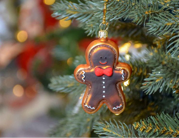 Boule de Noël bonhomme en pain d'épices avec noeud papillon rouge, verre soufflé et décoré à la main.