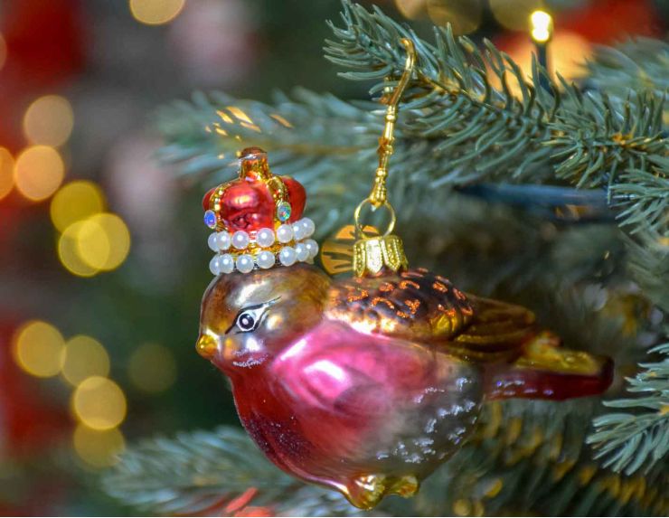 Suspension de Noël oiseau rouge gorge avec couronne en perle, verre soufflé et décoré à la main en Europe.
