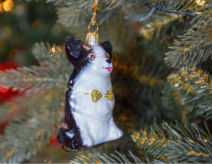 Boule de Noël chien Corgi noir et blanc, noeud papillon doré, verre soufflé. Hauteur : 9cm