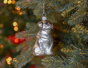 Suspension de Noël originale chien bulldog anglais gris en verre souffle et peint à la main.
Hauteur : 10cm.