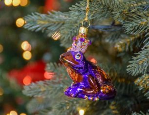 Boule de Noël originale grenouille mauve en verre soufflé pour suspendre au sapin de Noël. Hauteur 8cm.