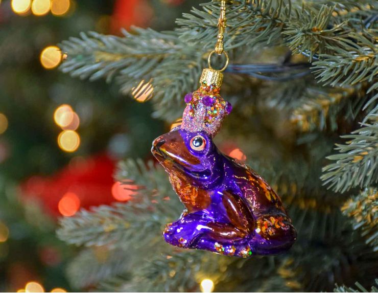 Boule de Noël originale grenouille mauve en verre soufflé pour suspendre au sapin de Noël. Hauteur 8cm.