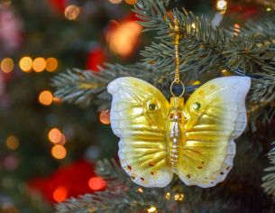 Boule de Noël originale papillon jaune et blanc en verre soufflé, décoré à la main et Made in Europe.