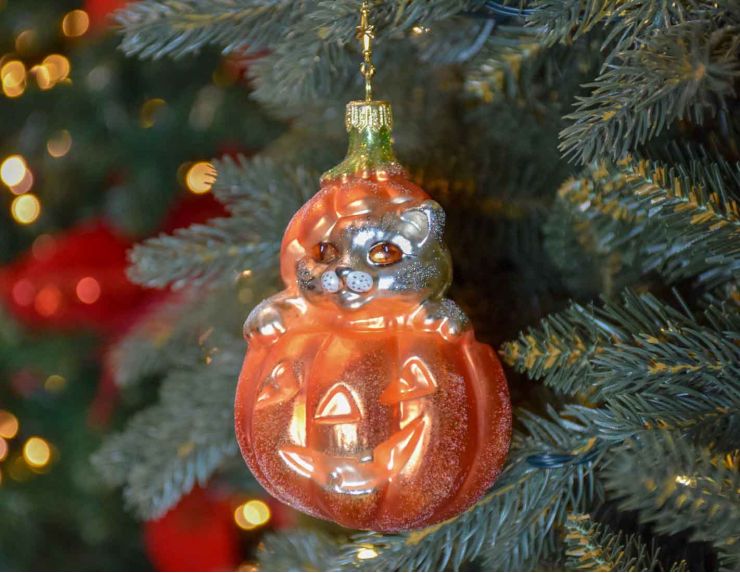 Suspension originale pour Halloween, citrouille orange avec un chat en verre soufflé.
Hauteur : 15cm