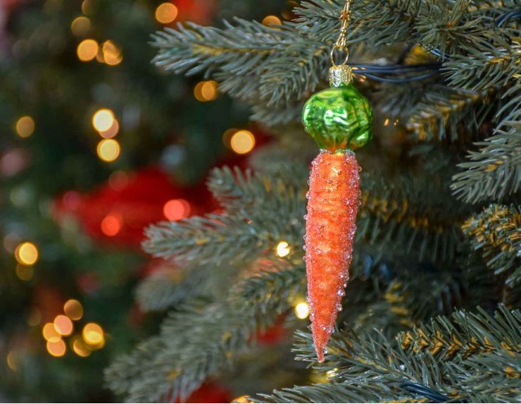 Boule de Noël originale carotte orange en verre soufflé, décoré à la main. Made in Europe, hauteur 12cm.