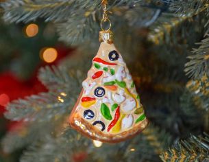 Boule de Noël originale part de pizza en verre soufflé, décoré à la main.
Hauteur : 8cm