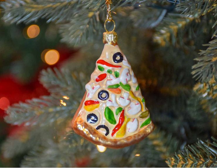 Boule de Noël originale part de pizza en verre soufflé, décoré à la main.
Hauteur : 8cm