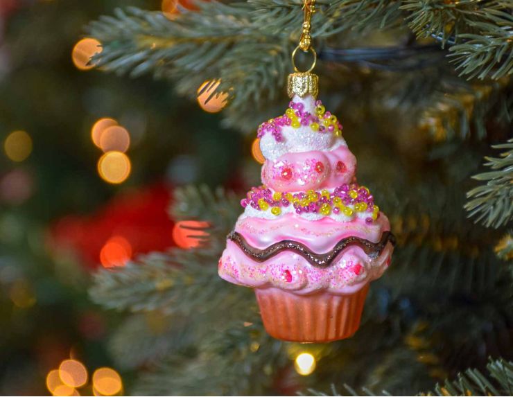 Suspension de Noël originale cake rose en verre soufflé, avec perles. 
Hauteur:8cm