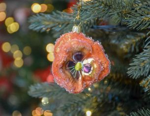 Suspension de Noël originale en verre soufflé, fleur pensée orange. Diamètre : 7cm
