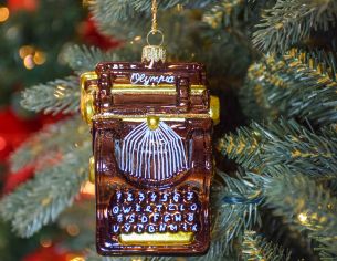 Boule de Noël originale machine à écrire brune brillante, verre soufflé et décorée à la main.
Hauteur : 10cm