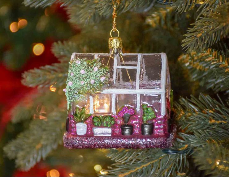 Suspension de Noël originale serre, verre soufflé et décorée à la main. 
Hauteur : 10cm