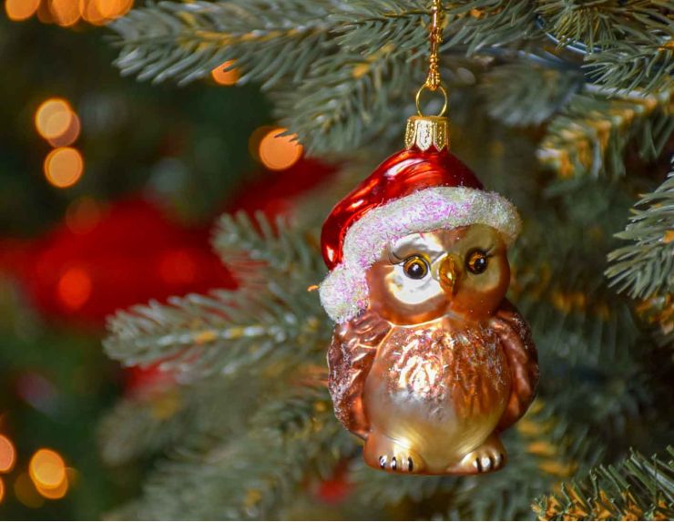 Boule de Noël hibou avec bonnet de Noël rouge et blanc, verre soufflé et décoré à la main.
