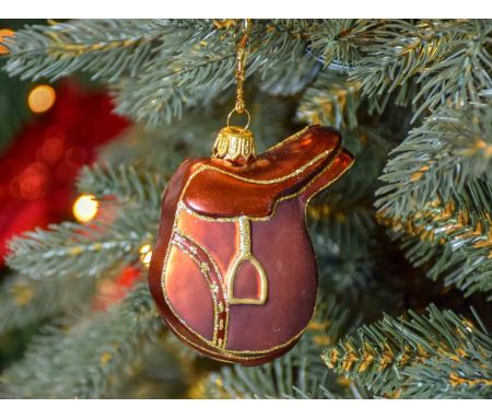 Suspension de Noël en verre soufflé en forme de selle à cheval brune.