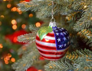 Boule de Noël en forme de pomme à l'emblème de l'Amérique et la Big Apple.