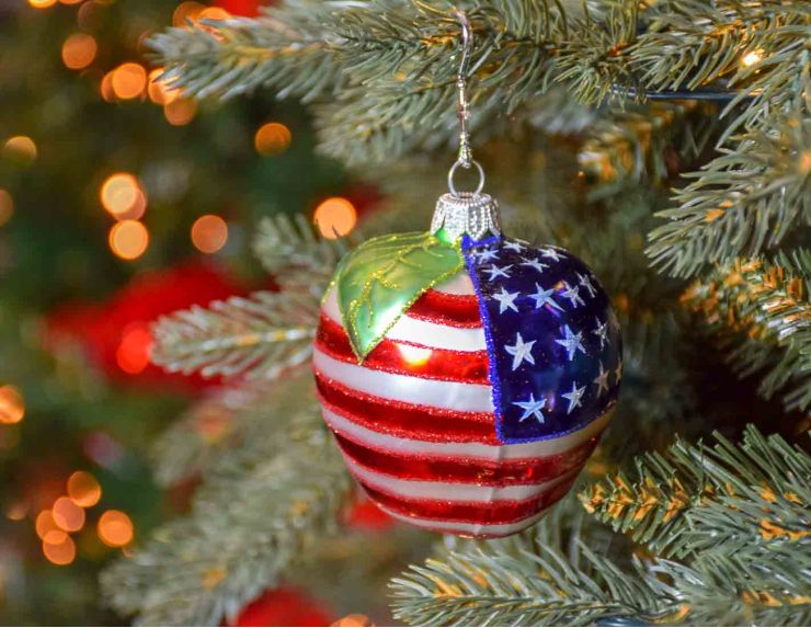 Boule de Noël en forme de pomme à l'emblème de l'Amérique et la Big Apple.