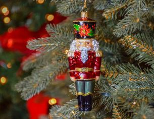 Suspension de Noël casse-noisette rouge et vert en verre soufflé, décoré à la main. Made in Europe