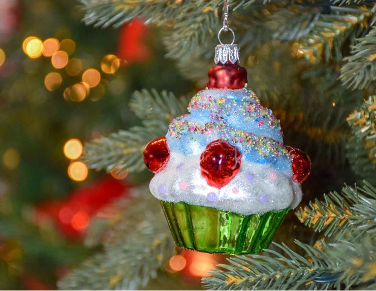 Suspension de Noël cupcake blanc et rouge, verre soufflé H11cm, Made in Europe.