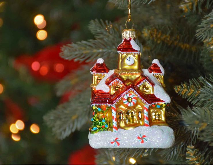 Boule de Noël église enneigée en verre soufflé et peinte à la main.  

Hauteur : 11cm