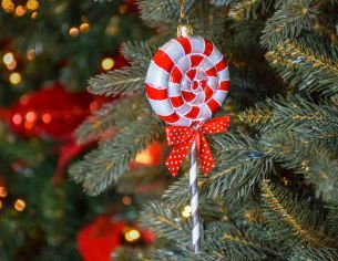 Suspension de Noël sucette blanche et rouge en verre soufflé, décoré à la main. Made in Europe, Hauteur : 18cm