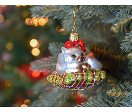 Boule de Noël chat blanc sur son coussin, verre soufflé et peint à la main. Made in Europe, Hauteur 7cm